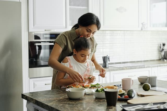 Intuitive Eating, A mother enjoying a meal with her daughter